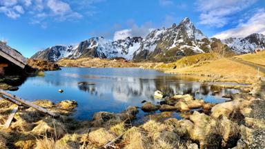 noorwegen_nordland_lofoten_leknes_meer_berg_landschap_rood-huisje_getty