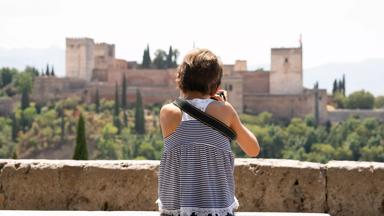 spanje_andalusie_granada_alhambra_kind_meisje_fotograferen_shutterstock_1510812332