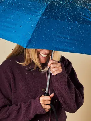 Naar buiten in de regen? Vergeet je regenjas niet!