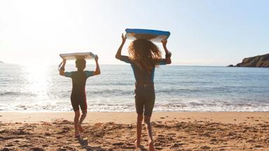 algemeen_boogie-boarden_meisje_jongen_kind_strand_zee_shutterstock_1631734570