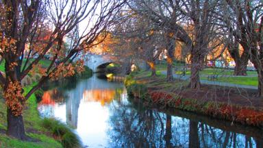 nieuw-zeeland_zuidereiland_christchurch_hagley-park_brug_water_bomen_herfst_pixabay