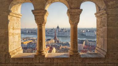 Hongarije, Boedapest, Vissersbastion, uitzicht op parlement - GettyImages-1287629562