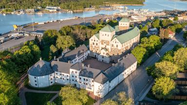 finland_varsinais-suomi_turku_turunlinna-kasteel_luchtofot_shutterstock_1982796917