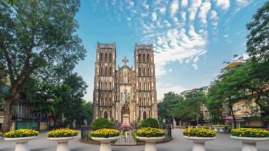 vietnam_hanoi_st-joseph-kathedraal_nha-tho-lon_kerk_park_bloemen_lucht_planten_shutterstock.jpg