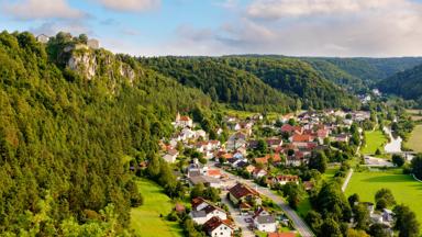duitsland_beieren_arnsberg_slot-arnsberg_kasteel_altmuhl-vallei_dorp_weg_GettyImages-909230998