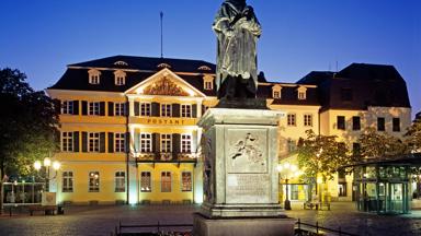duitsland_noordrijn-westfalen_bonn_beethoven_standbeeld_postkantoor_avond_GettyImages-150186595
