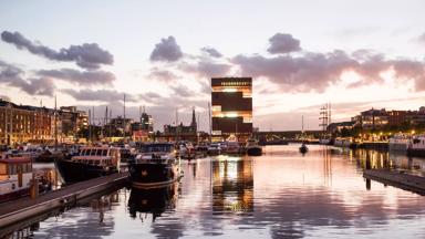 Populair havengebied Eilandje in Antwerpen bij zonsondergang inclusief Museum aan de Stroom (MAS).