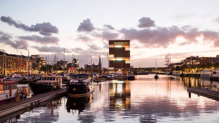 Populair havengebied Eilandje in Antwerpen bij zonsondergang inclusief Museum aan de Stroom (MAS).