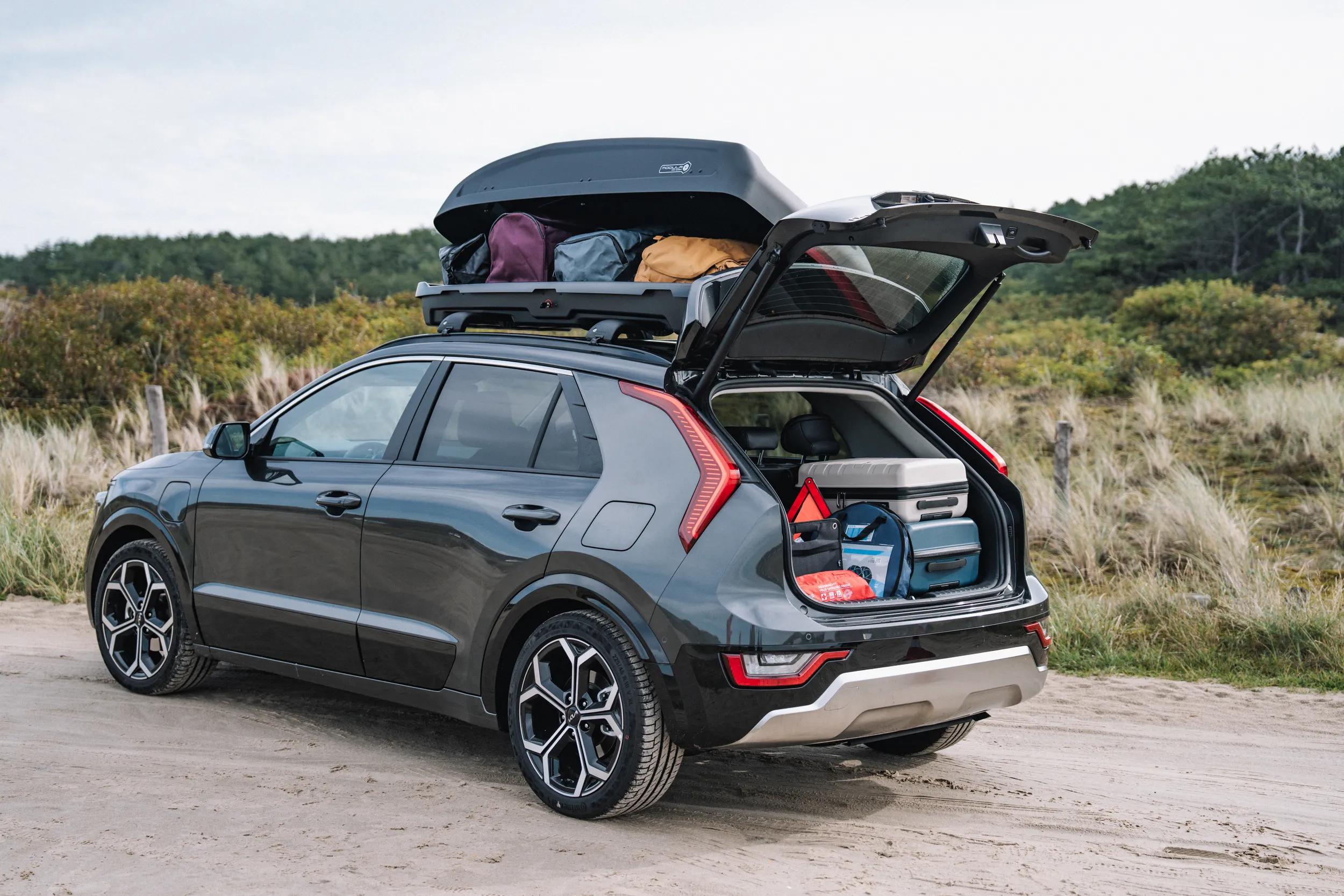 Dakkoffer op een auto gemonteerd