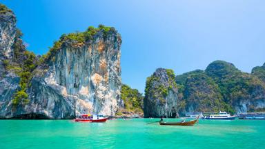 thailand_phuket_phi-phi_krijtrotsen_boten_blauwe-zee_b