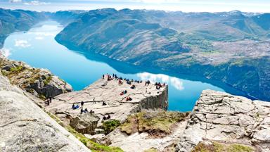 noorwegen_rogaland_lysefjord_preikestolen_groep_fjord_uitzichtpunt_shutterstock_433237684