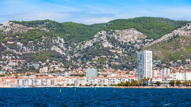 frankrijk_corsica_toulon_uitzicht-gebouwen-bergen_shutterstock