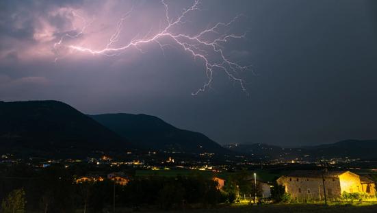 Onweer, bliksem in Zuid-Europa.