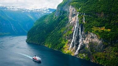 noorwegen_more-og-romsdal_geirangerfjord_boot_cruise_waterval_seven-sisters_fjord_shutterstock_1169586472
