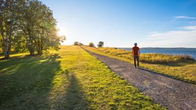zweden_zuid-zweden_vatternmeer_wandelpad_man_landschap_zon_getty