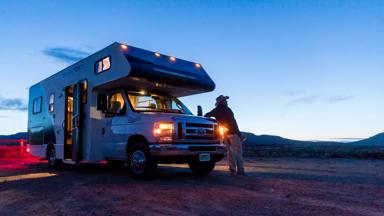 verenigde-staten_zuidwest_camper_avond_sfeerbeeld_reiziger_man_kampioen-fotograaf-maarten-stolp