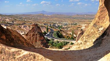 turkije_fly-drive-turkije_cappadocia-vallei_uitzicht_weg_shutterstock