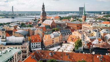 letland_algemeen_riga_vakantie-letland_oude-stad_sint-pieterskerk_skyline_shutterstock