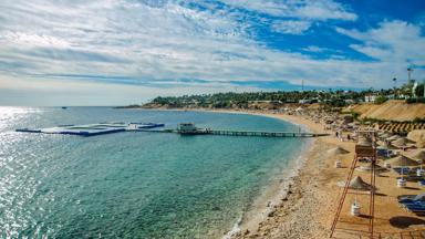 egypte_rode-zee_hurghada_kust_strand_zee_parasol_mens_steiger_b