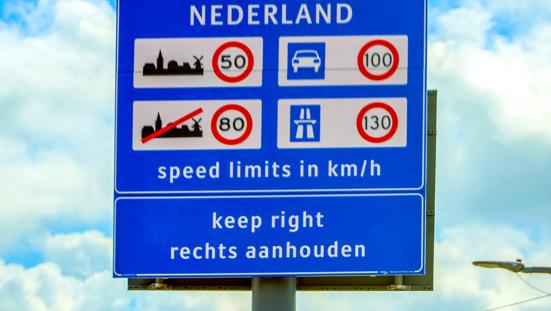 Verkeersbord met maximumsnelheden in Nederland.