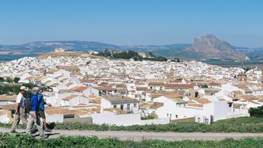 spanje_andalusie_antequera_groep_mensen_wandelen_uitzicht_stad_daken_getty