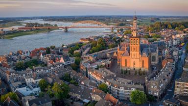 nederland_gelderland_nijmegen_waal_brug_kerk_centrum_rivier_GettyImages-1286928125