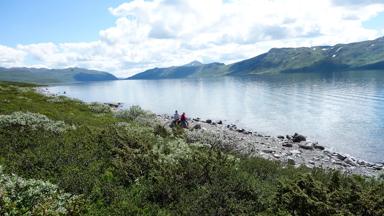 noorwegen_innlandet_beitostolen_meer_water_mensen_stel