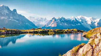 frankrijk_auvergne-rhone-alpes_chamonix_vakantie-franse-alpen_bergmeer-lac-blanc_mont-blanc_shutterstock