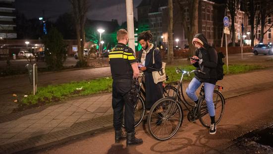 Controle fietsers door politie op straat.