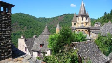 frankrijk_aveyron_conques_toren_dorp_uitzicht_heuvels_pixabay.jpg