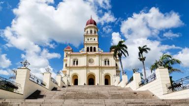 cuba_santiago-de-cuba_el-cobre_trap_kathedraal_wit_koepel_getty