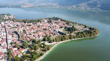 griekenland_ionannina_aerial view_meer_shutterstock