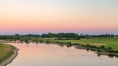 nederland_gelderland_zutphen_vlakbij_ijssel_rivier_landschap_zonsondergang_shutterstock-1141087592