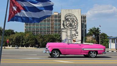 cuba_havana_regeringsgebouw met afbeelding che en roze oldtimer_w