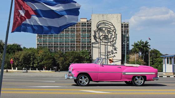 cuba_havana_regeringsgebouw met afbeelding che en roze oldtimer_w