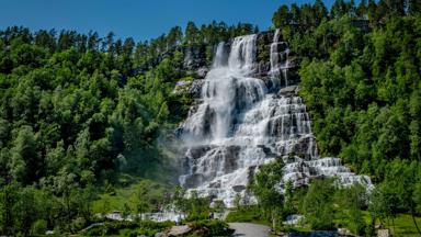 noorwegen_vestland_voss_waterval_tvindefossen_bos_bomen_getty