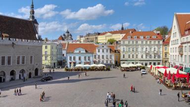 estland_tallinn_stadhuis-plein_toeristen_shutterstock_15144814
