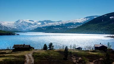 noorwegen_innlandet_beitostolen_meer_water_zon_weerspiegeling_getty
