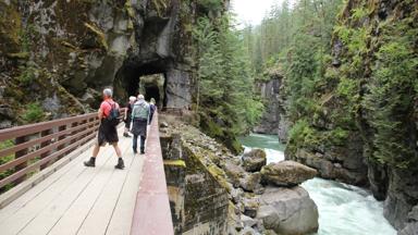 canada_british-columbia_coquihalla-canyon_wandelpad_kloof_rivier_groep_rotsen_tunnel_f