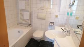 hotel_belgie_houffalize_hotel-du-commerce_badkamer_standaard-kamer_h