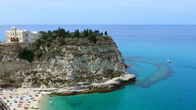 italie_calabrie_tropea_zee_kliffen_strand_kerk_bootje_pixabay