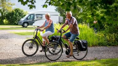 duitsland_fietsers-vanaf-camping_beeldbank-kampeerreizen