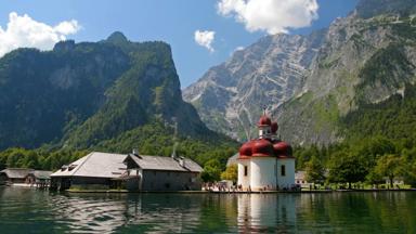 duitsland_beieren_schonau-am-konigssee_konigssee_meer_st-bartholomews-church_kerk_gebergte_istock
