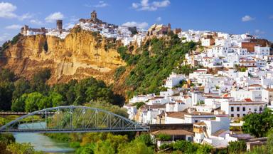 spanje_andalusie_arcos-de-la-frontiera_wit-dorp_pubelos-blancos_rivier_brug_huizen_heuvel_shutterstock_274770317