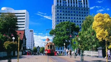 nieuw-zeeland_zuidereiland_canterbury_christchurch_tram_hoge-gebouwen_mensen_brug