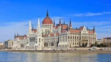 hongarije_boedapest_parlement_donau_shutterstock_559871815