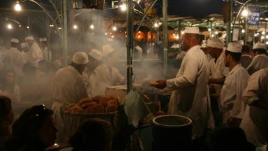 marokko_marrakech-safi_marrakesh_markt_eten_mensen_brood_donker_w