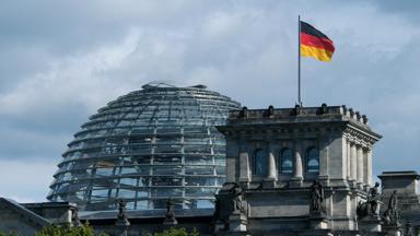 duitsland_berlijn_berlijn_rijksdaggebouw_detail_glazen-koepel_duitse-vlag_shutterstock.jpg