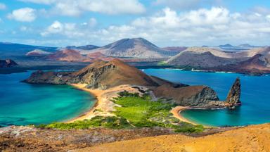 ecuador_galapagos_vakantie-galapagos_bartolome-eiland_bergen_zee_shutterstock