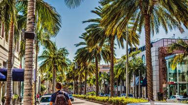verenigde-staten_californie_los-angeles_beverly-hills_straat_palmbomen_man_auto_shutterstock